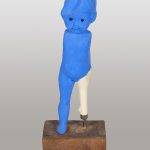 "LA NINA" (Una reproducció d'aquesta obra s'entrega anualment com a primer premi del Festival de cinema i drets humans de Barcelona.) Técnica- Plàstic, metall i fusta policromats. Mesures26 x 10 x 7'5 cm. Data- TGN 2011 Diputació de Tarragona-Arxiu fotogràfic, Alberich fotografs